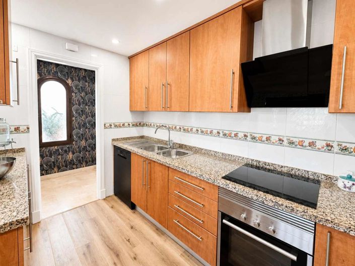 Image No.51-3 Bed Property for sale