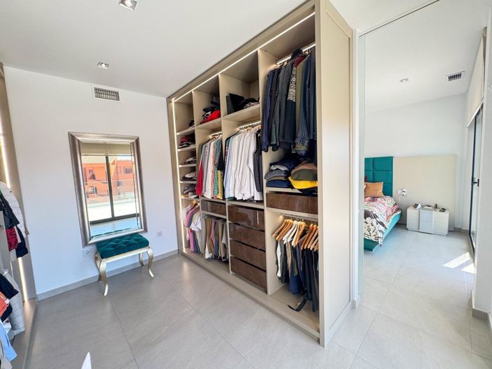 Image No.27-3 Bed Property for sale