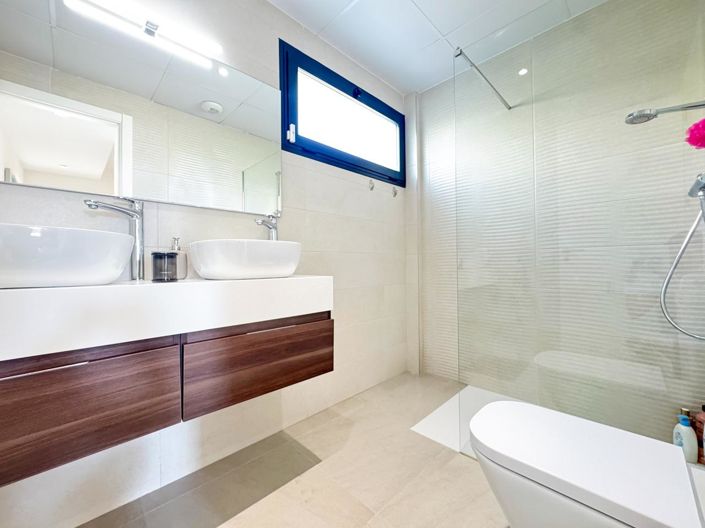 Image No.40-3 Bed Property for sale
