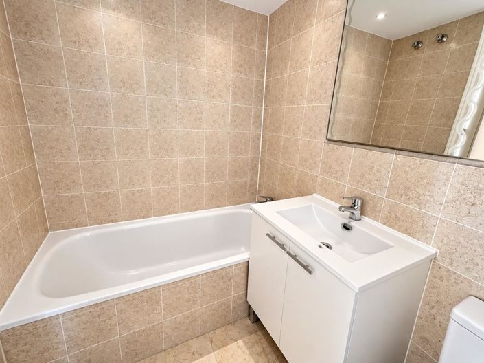 Image No.28-2 Bed Property for sale