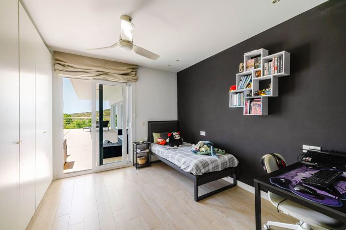 Image No.17-3 Bed Property for sale