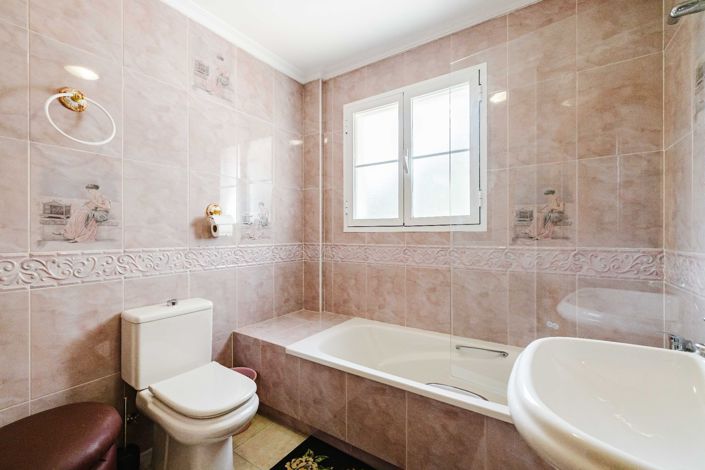 Image No.23-4 Bed Property for sale