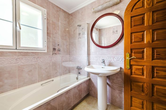 Image No.24-4 Bed Property for sale