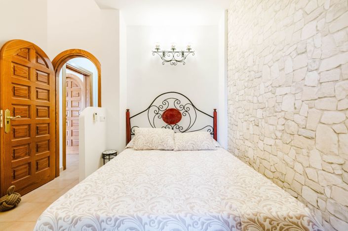 Image No.28-4 Bed Property for sale