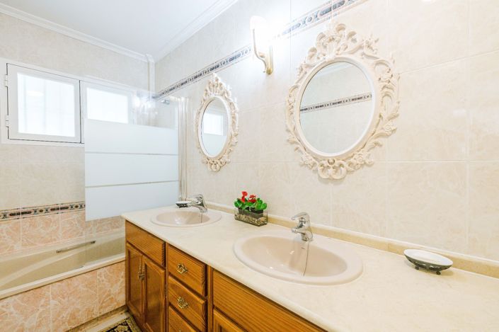 Image No.35-4 Bed Property for sale