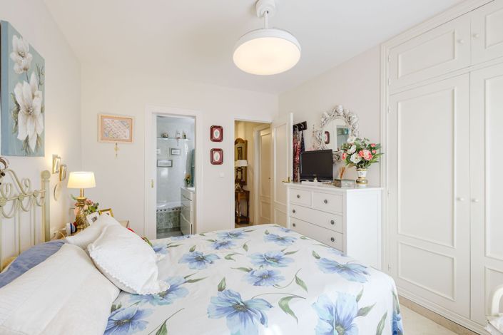 Image No.21-4 Bed Flat for sale