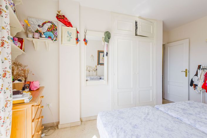 Image No.26-4 Bed Flat for sale