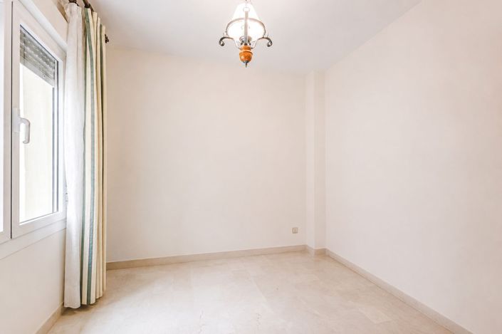 Image No.30-4 Bed Flat for sale
