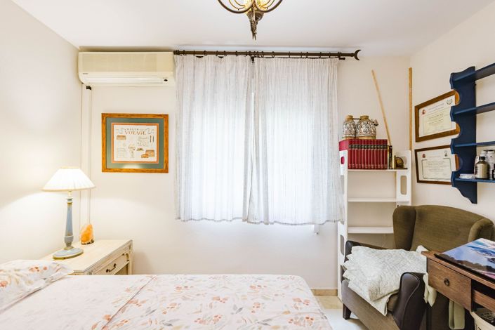 Image No.40-4 Bed Flat for sale