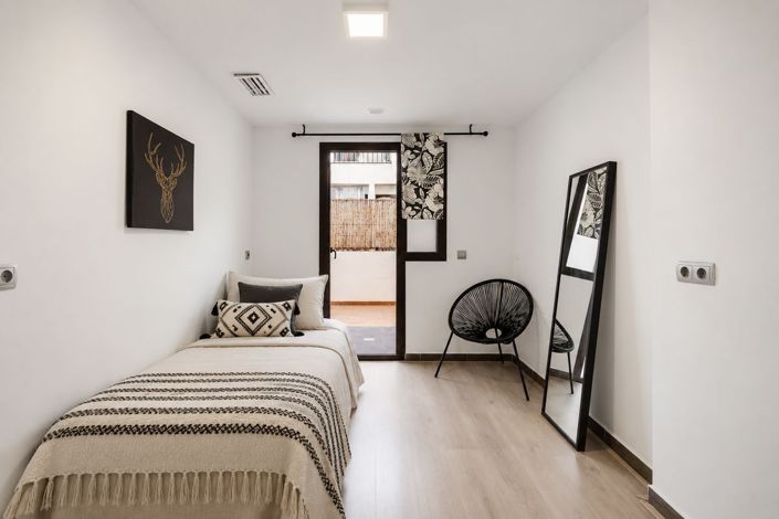 Image No.26-3 Bed Flat for sale