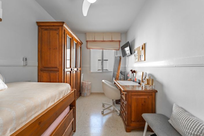 Image No.21-3 Bed Flat for sale