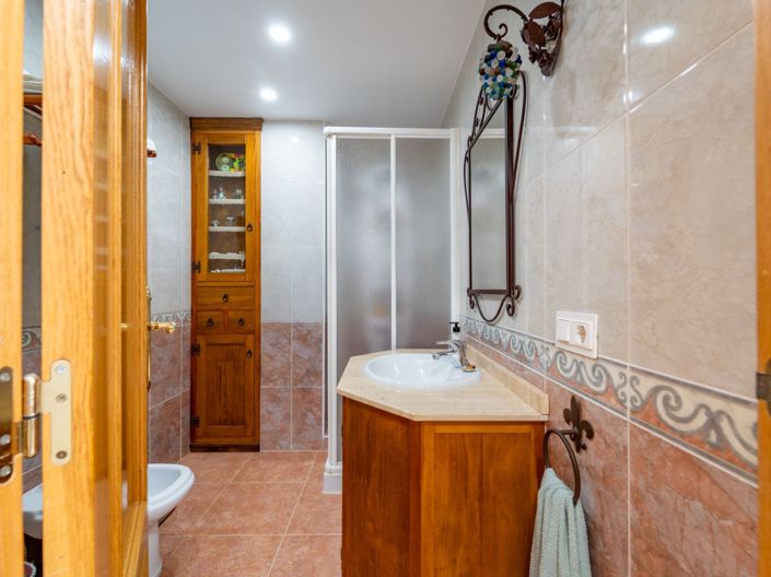 Image No.24-3 Bed Flat for sale