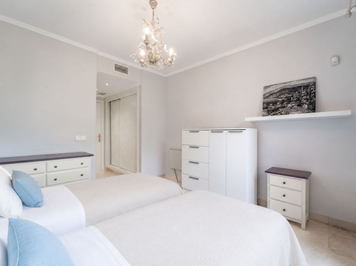 Image No.25-3 Bed Flat for sale