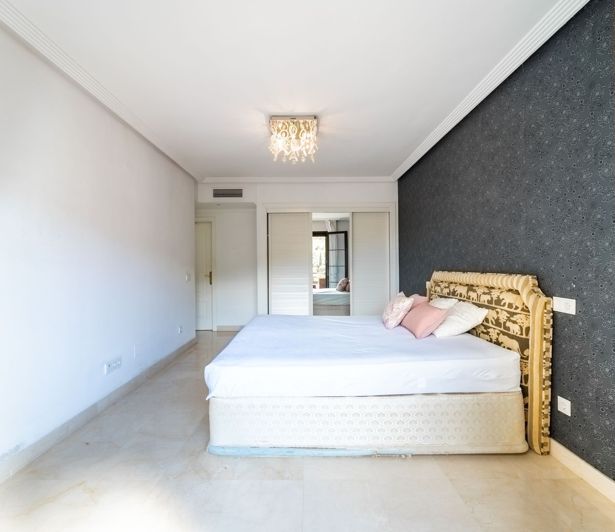 Image No.26-3 Bed Flat for sale