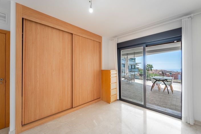 Image No.28-3 Bed Flat for sale