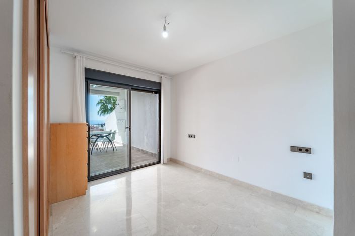 Image No.29-3 Bed Flat for sale