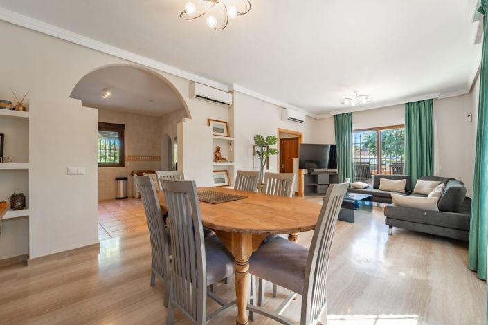 Image No.11-4 Bed Property for sale