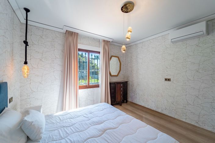 Image No.22-4 Bed Property for sale