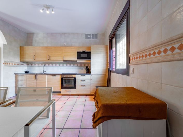 Image No.32-4 Bed Property for sale