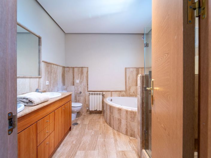 Image No.35-4 Bed Property for sale