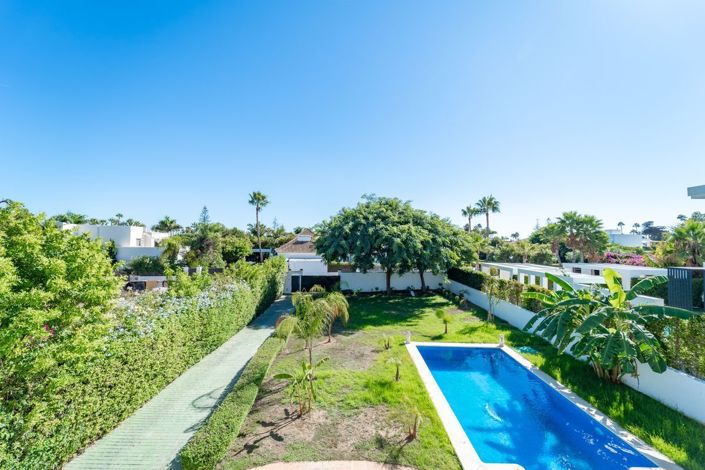 Image No.4-4 Bed Property for sale