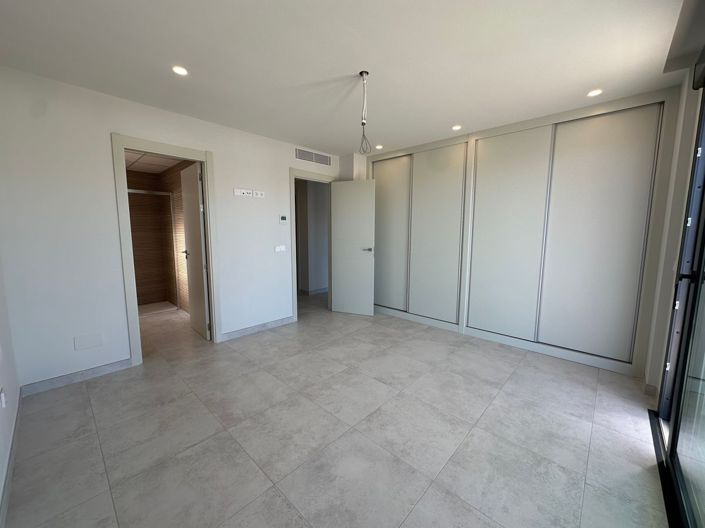 Image No.12-3 Bed Flat for sale