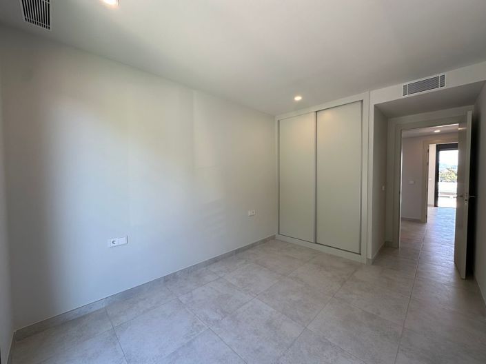 Image No.15-3 Bed Flat for sale