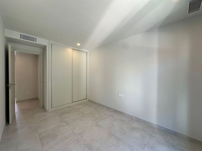 Image No.21-3 Bed Flat for sale