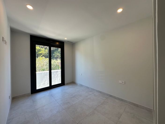 Image No.23-3 Bed Flat for sale
