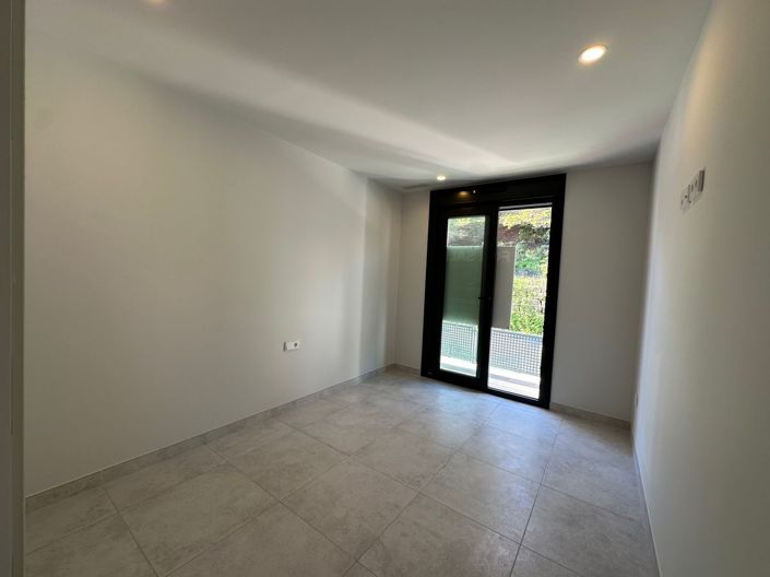 Image No.24-3 Bed Flat for sale