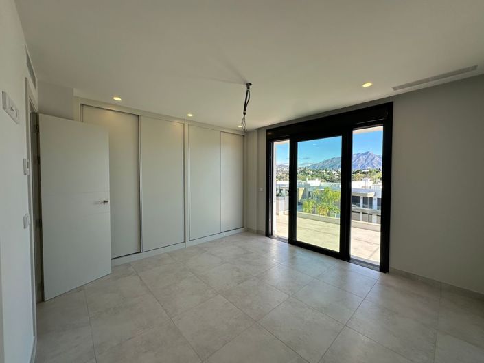 Image No.30-3 Bed Flat for sale
