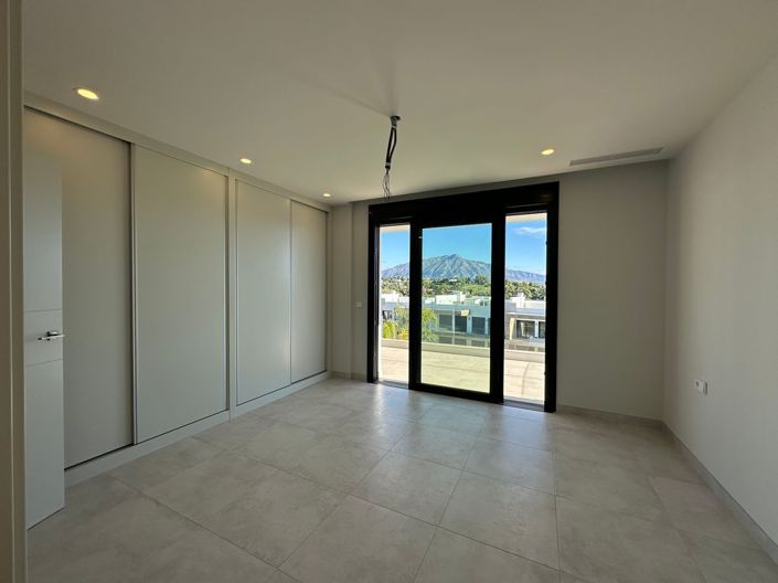 Image No.5-3 Bed Flat for sale