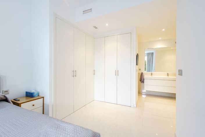 Image No.25-3 Bed Flat for sale