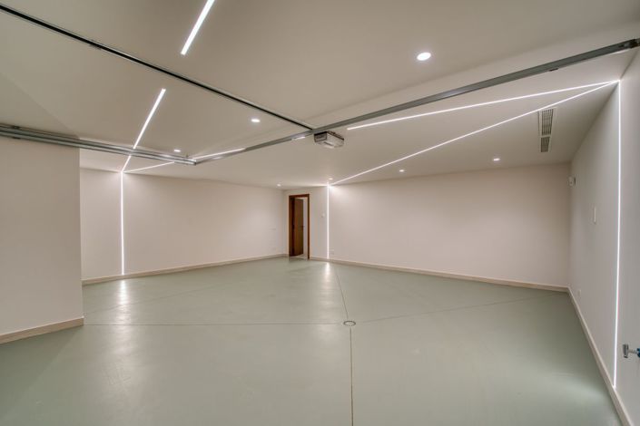 Image No.13-6 Bed Property for sale