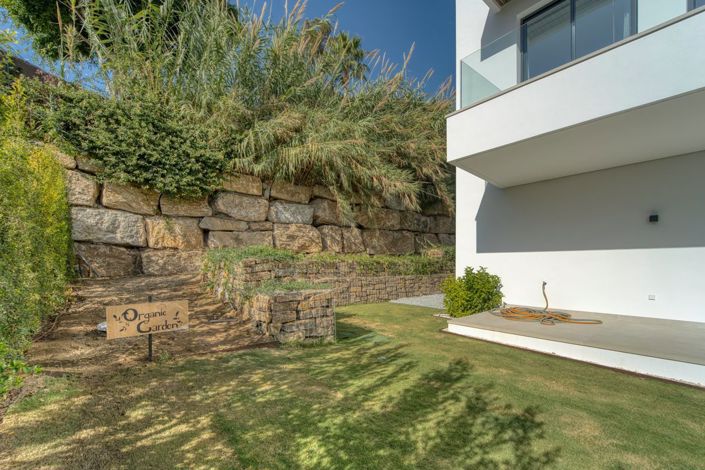 Image No.16-6 Bed Property for sale