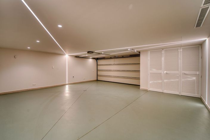 Image No.24-6 Bed Property for sale