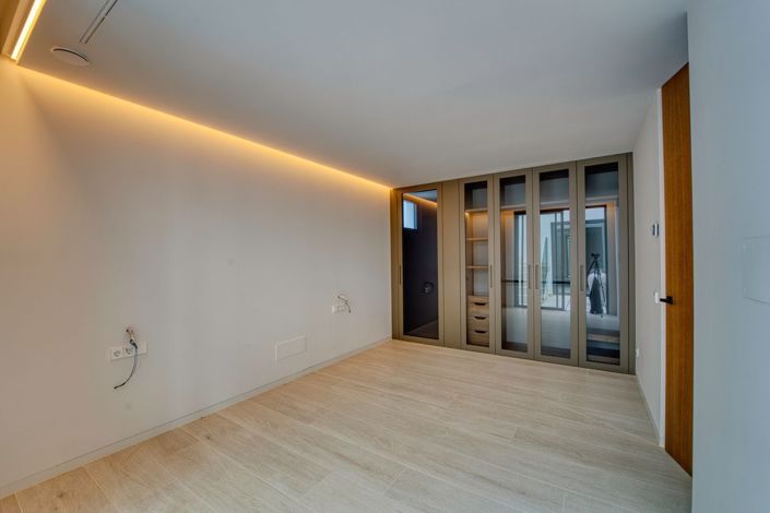 Image No.29-6 Bed Property for sale