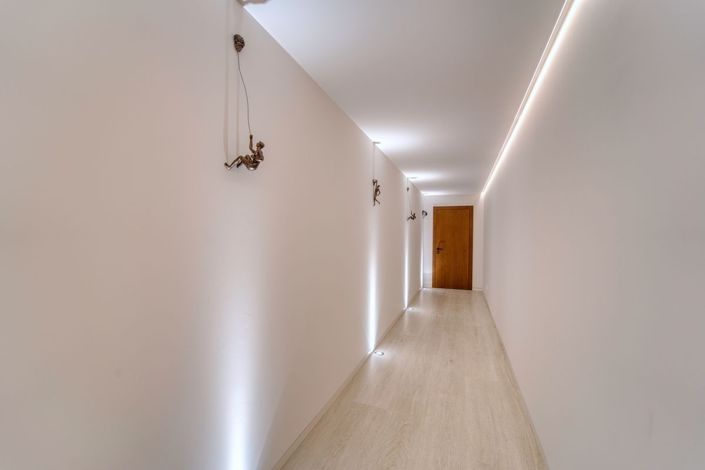 Image No.5-6 Bed Property for sale
