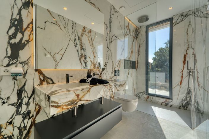 Image No.54-6 Bed Property for sale