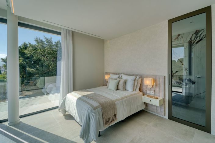 Image No.56-6 Bed Property for sale