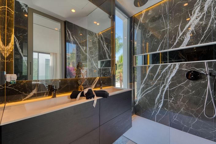 Image No.57-6 Bed Property for sale