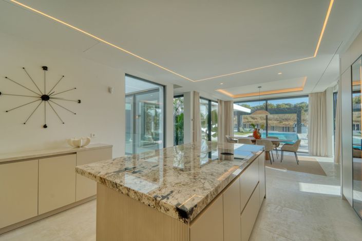 Image No.60-6 Bed Property for sale