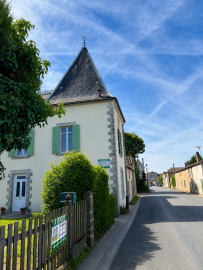 exterior-of-house-ot-monpazier-bastide-entrance