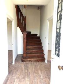 Hallway-with-oak-staircase