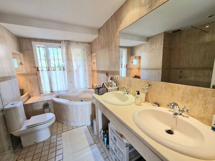 Image No.23-3 Bed Property for sale