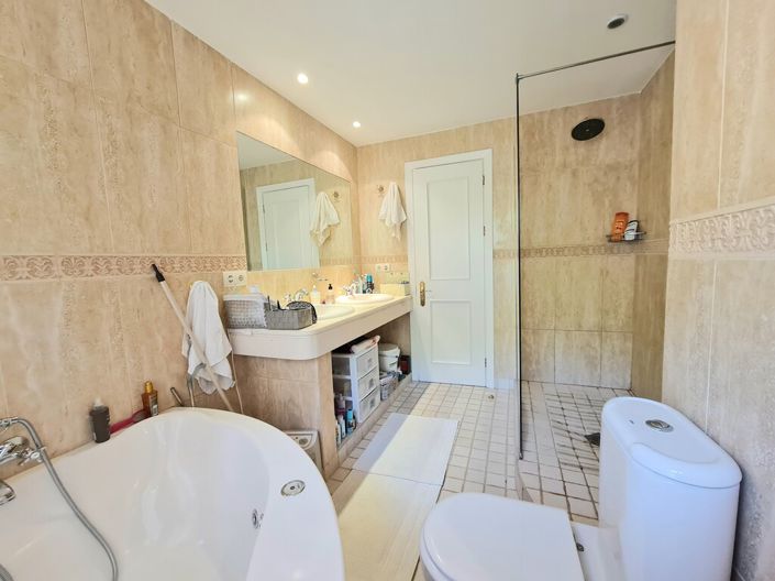 Image No.24-3 Bed Property for sale