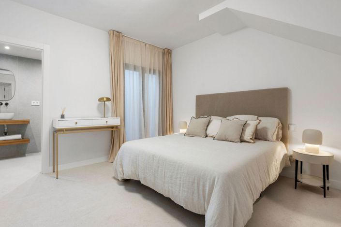 Image No.27-4 Bed Townhouse for sale