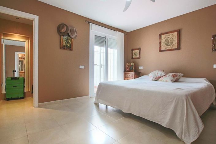 Image No.12-3 Bed Apartment for sale