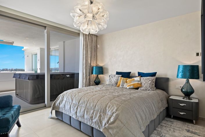 Image No.12-7 Bed Property for sale