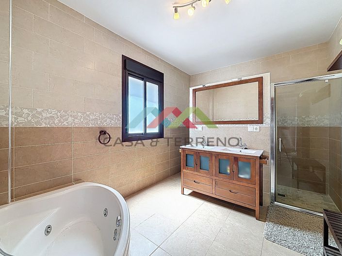 Image No.29-3 Bed Townhouse for sale